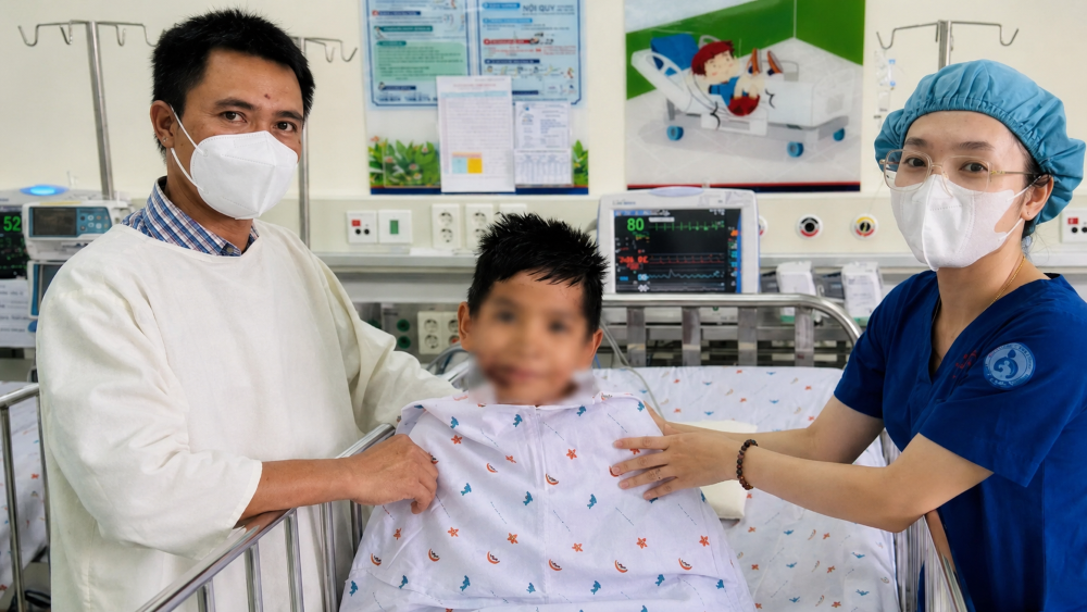 Bé trai nguy kịch sau tai nạn giao thông được cứu sống kỳ diệu, nở nụ cười trước ngày xuất viện, mang đến câu chuyện đầy xúc động.