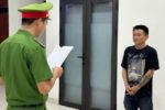 Say rượu lái bán tải tông quán nhậu, sau đó thách thức công an phường