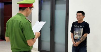 Say rượu lái bán tải tông quán nhậu, sau đó thách thức công an phường