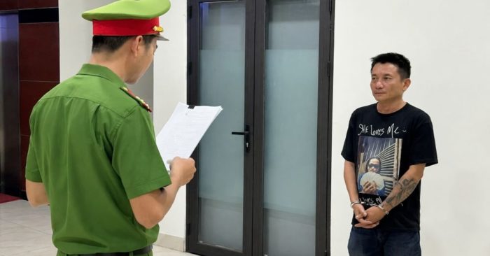 Say rượu lái bán tải tông quán nhậu, sau đó thách thức công an phường