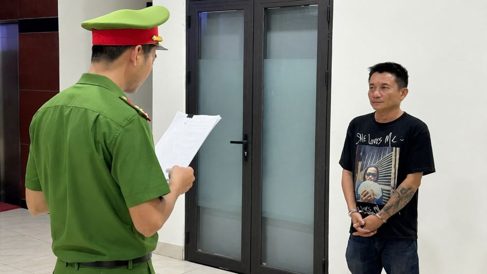 Công an bắt tạm giam Phan Minh Trí sau vụ say rượu lái ô tô tông quán nhậu và có hành vi thách thức lực lượng chức năng.