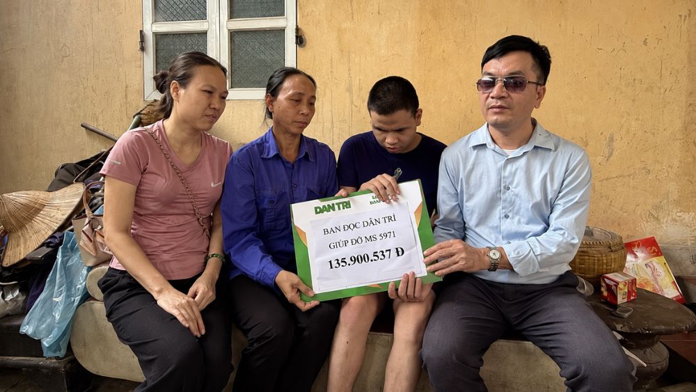 Người mẹ nhặt phế liệu nuôi 2 con khuyết tật được bạn đọc Dân trí hỗ trợ hơn 160 triệu đồng, tiếp thêm hy vọng vượt qua khó khăn.