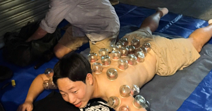 Massage ;Khách Hàn Quốc gây sốt khi trải nghiệm vỉa hè tại Việt Nam
