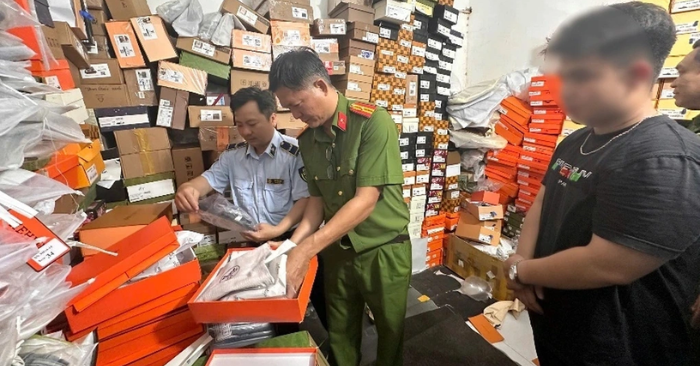 Hàng giả Cần Thơ: Triệt phá xưởng sản xuất dép Hermes và Gucci quy mô lớn