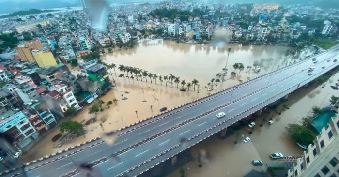 Mưa lớn ở Quảng Ninh khiến nhiều khu vực ngập sâu, người dân phải bơm nước và chạy lũ xuyên đêm để giảm thiệt hại.