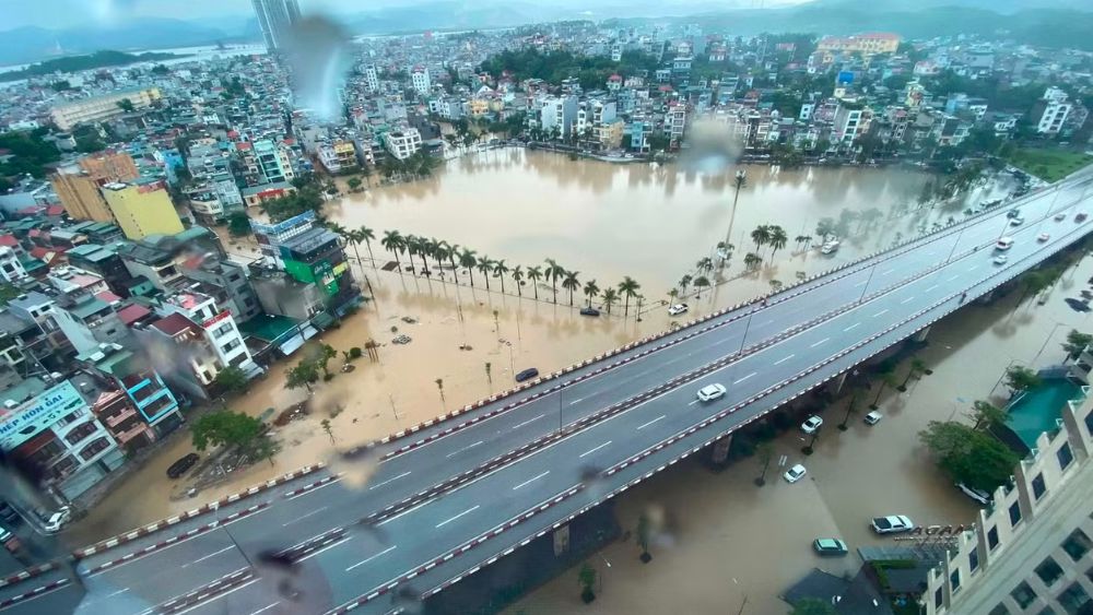 Mưa lớn ở Quảng Ninh khiến nhiều khu vực ngập sâu, người dân phải bơm nước và chạy lũ xuyên đêm để giảm thiệt hại.