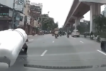 Va chạm giao thông tại Hà Nội do chở hàng cồng kềnh gây tai nạn