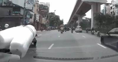 Va chạm giao thông tại Hà Nội do chở hàng cồng kềnh gây tai nạn