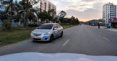 Xe tải nhập làn, người đi xe đạp điện lao thẳng vào gầm