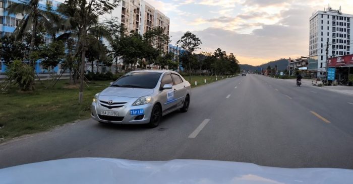 Người phụ nữ đi xe đạp điện lao vào gầm xe tải trong tình huống gây tranh cãi. Xem diễn biến vụ việc và nhận định từ camera hành trình.