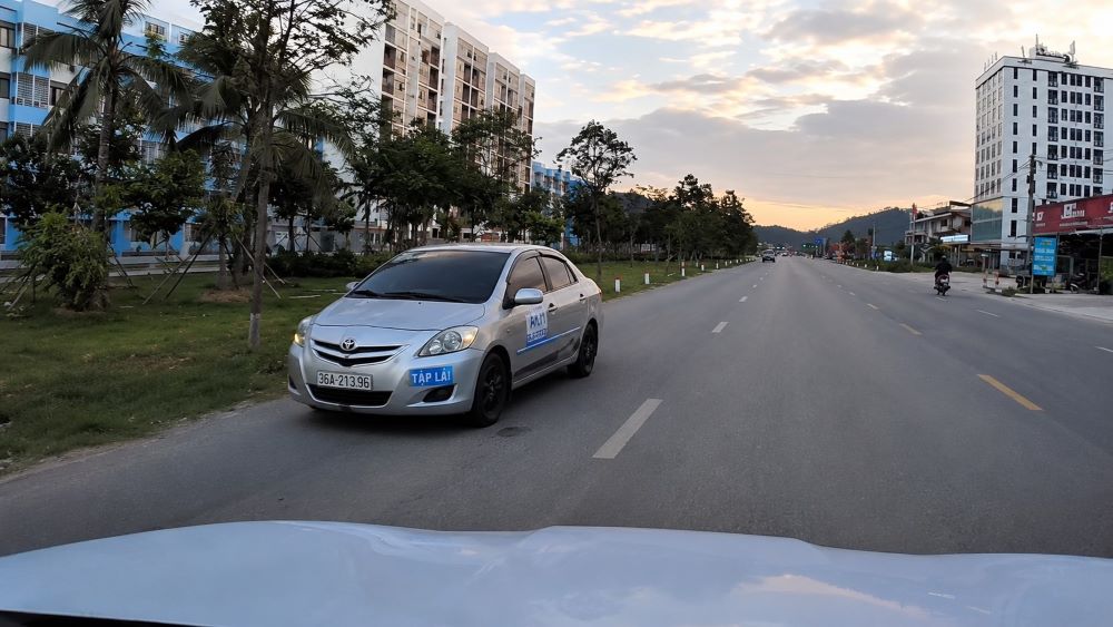 Người phụ nữ đi xe đạp điện lao vào gầm xe tải trong tình huống gây tranh cãi. Xem diễn biến vụ việc và nhận định từ camera hành trình.