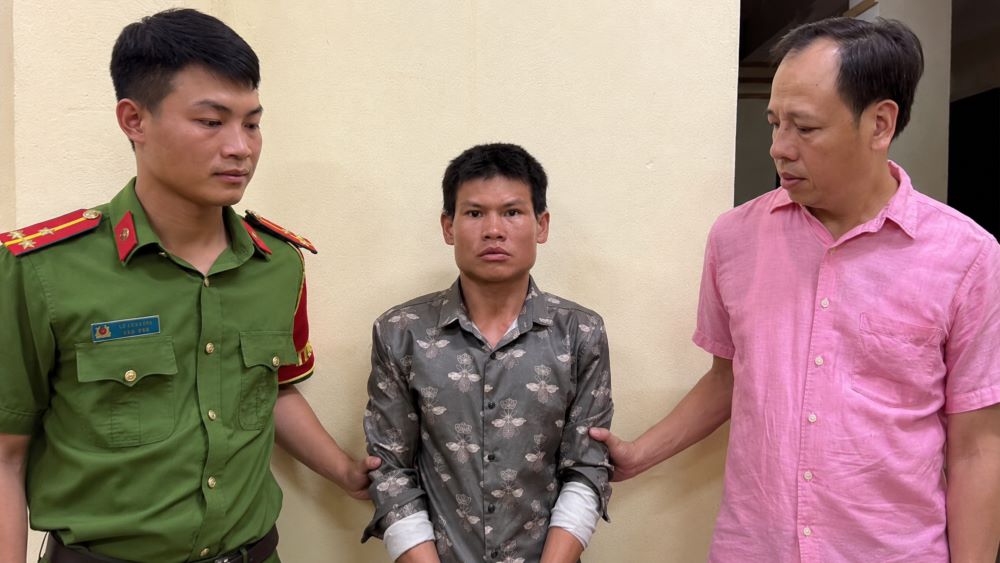 Bắt thanh niên liều lĩnh bắt cóc bé gái bán dưa ven đường, cơ quan công an nhanh chóng khống chế nghi phạm. Xem chi tiết vụ việc.