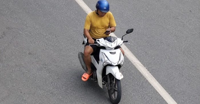 Nghi phạm giật điện thoại bị cảnh sát truy đuổi gần 170km và bắt giữ sau nhiều giờ lẩn trốn. Xem diễn biến vụ việc.