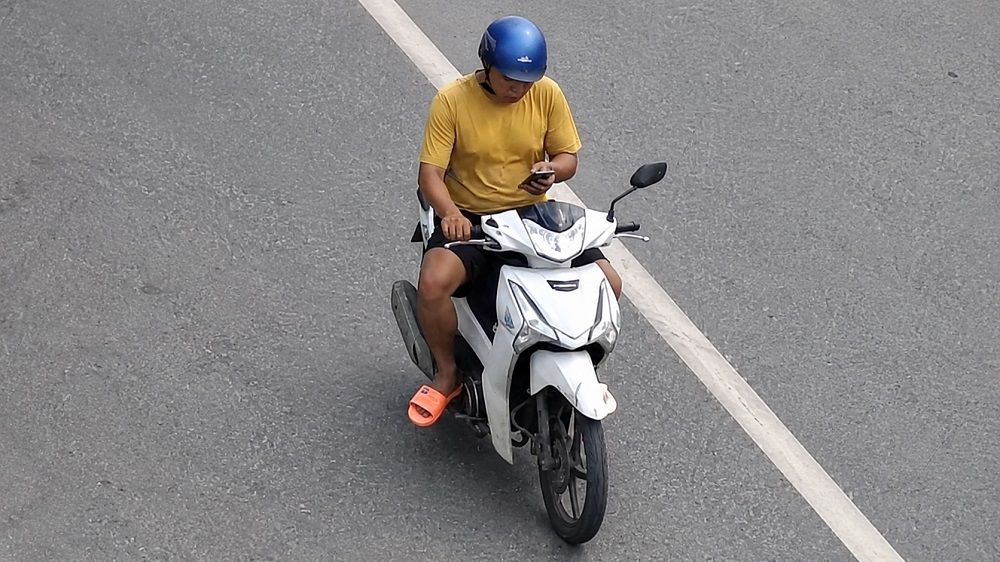 Nghi phạm giật điện thoại bị cảnh sát truy đuổi gần 170km và bắt giữ sau nhiều giờ lẩn trốn. Xem diễn biến vụ việc.