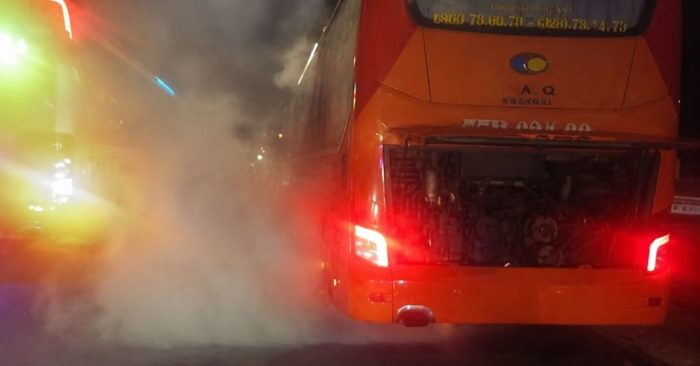 Cháy xe khách ở Đồng Nai rạng sáng 27/7, tài xế phát hiện sự cố và cùng người dân dập lửa kịp thời, không có thương vong.