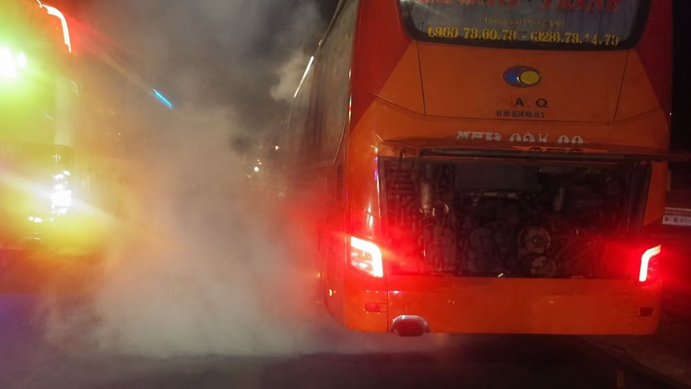 Cháy xe khách ở Đồng Nai rạng sáng 27/7, tài xế phát hiện sự cố và cùng người dân dập lửa kịp thời, không có thương vong.
