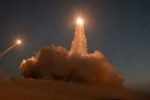 Mỹ không kích Iran, IRGC dọa chặn hai eo biển huyết mạch năng lượng thế giới