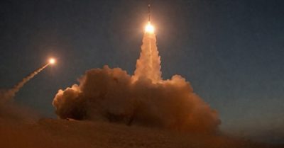Mỹ không kích Iran, IRGC dọa chặn hai eo biển huyết mạch năng lượng thế giới