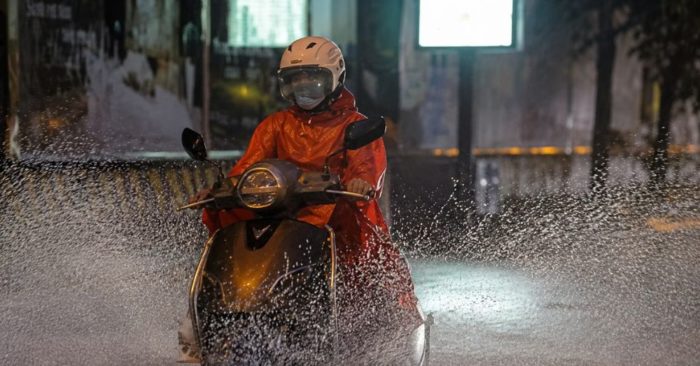 Miền Bắc tiếp tục mưa lớn kèm dông trong ngày và đêm, nguy cơ ngập úng, lũ quét. Cập nhật diễn biến thời tiết mới nhất.