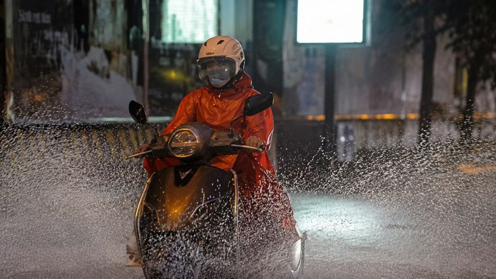 Miền Bắc tiếp tục mưa lớn kèm dông trong ngày và đêm, nguy cơ ngập úng, lũ quét. Cập nhật diễn biến thời tiết mới nhất.