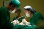 Xe tải lao vào quán ăn, người bán bún riêu bị kính cắt ngang cổ