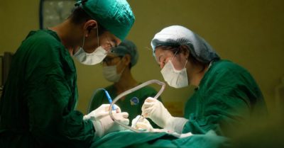 Xe tải lao vào quán ăn, người bán bún riêu bị kính cắt ngang cổ