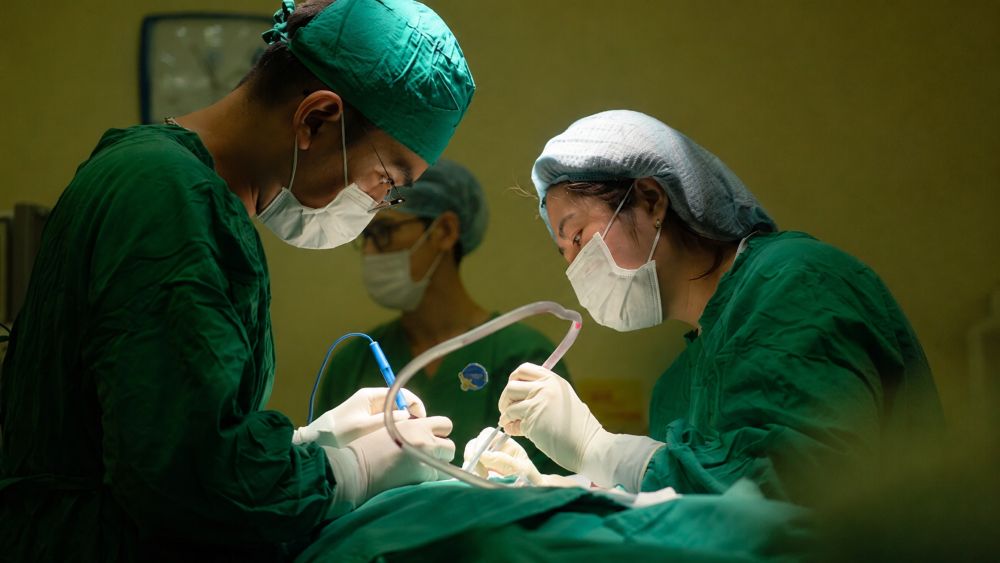 Bác sĩ phẫu thuật cứu sống người bán bún riêu bị kính cắt ngang cổ sau tai nạn nghiêm trọng. Xem diễn biến vụ việc.