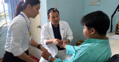 Bàn tay từng lao vào lửa cứu cha được phẫu thuật phục hồi