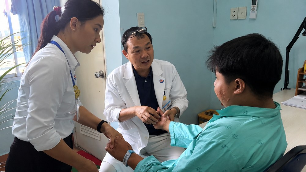 Ghép nối bàn tay giúp bé trai từng lao vào lửa cứu cha có cơ hội phục hồi chức năng sau nhiều năm điều trị, mở ra hy vọng trở lại cuộc sống bình thường.
