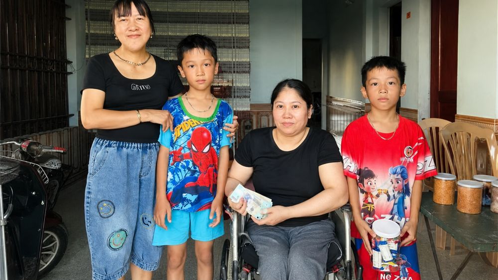 Chị Nguyễn Thị Thanh trở thành “mẹ đỡ đầu” của hai trẻ mồ côi, lan tỏa nghĩa tình và nghị lực trong hành trình sẻ chia yêu thương.