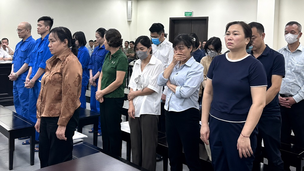 Cựu cán bộ Sở Y tế Hà Nội hầu tòa vì cáo buộc nhận tiền cấp phép sai cho 686 phòng khám, tiệm thuốc. Diễn biến vụ án thu hút sự quan tâm.