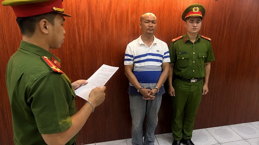 Bắt giam 6 người đổ trái phép gần 800 tấn chất thải ở TP.HCM, làm rõ vai trò các đối tượng trong vụ án và diễn biến điều tra.