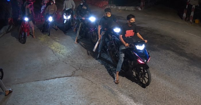 Khởi tố 28 người gây rối sau vụ mang hung khí náo loạn khu dân cư. Diễn biến vụ án và quá trình điều tra của cơ quan công an.