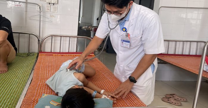 Hơn 40 người ngộ độc sau khi ăn bánh mì, nhiều bệnh nhân phải nhập viện điều trị; hai cơ sở bị xử phạt hơn 505 triệu đồng.
