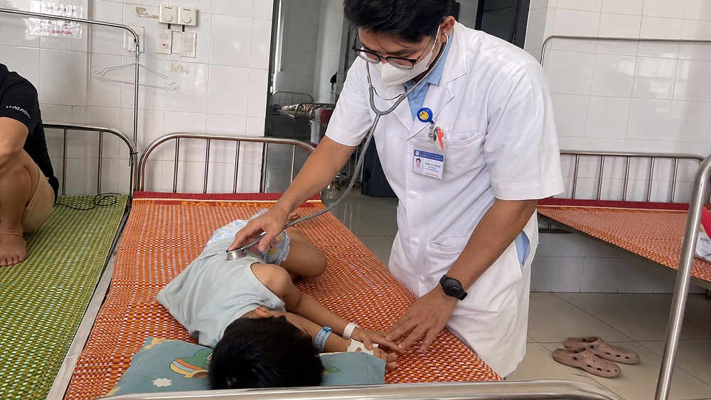Hơn 40 người ngộ độc sau khi ăn bánh mì, nhiều bệnh nhân phải nhập viện điều trị; hai cơ sở bị xử phạt hơn 505 triệu đồng.