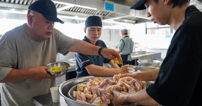 Đề xuất bỏ cơ chế "mâm cơm ba bộ quản lý" trong bữa ăn học sinh nhằm tăng tính chủ động, nâng cao chất lượng suất ăn.