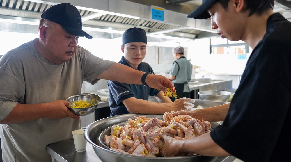 Đề xuất bỏ cơ chế "mâm cơm ba bộ quản lý" trong bữa ăn học sinh nhằm tăng tính chủ động, nâng cao chất lượng suất ăn.