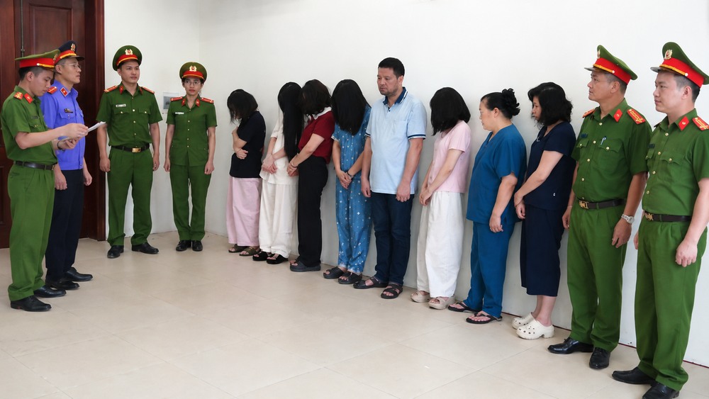 Khởi tố nhóm nhân viên phòng khám về tội lừa dối khách hàng trong vụ án bác sĩ bơm sữa đậu nành giả dịch mủ, gây xôn xao dư luận.