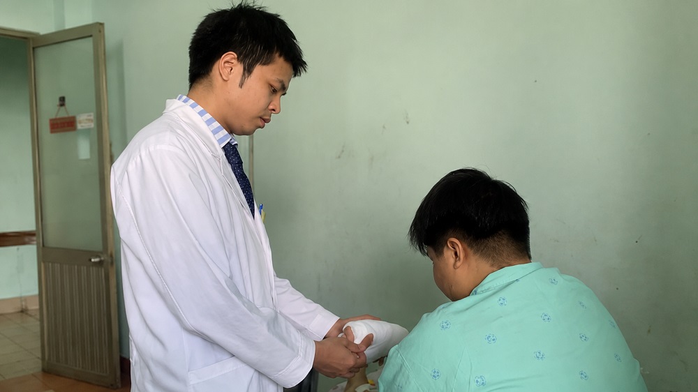 Phục hồi chức năng đôi tay giúp bé trai từng lao vào lửa cứu cha có thêm hy vọng sau nhiều năm điều trị. Xem hành trình đầy nghị lực.
