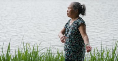 Nhiều yếu tố kết hợp giúp phụ nữ sống thọ hơn nam giới