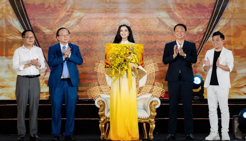 Vũ Thị Thảo đăng quang Hoa hậu Du lịch Bản sắc Việt Nam 2026. Khám phá hành trình, thành tích và dấu ấn tại cuộc thi.