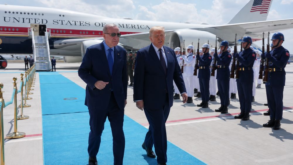 Tổng thống Mỹ Donald Trump được ông Erdogan đón tại sân bay, mở đầu cuộc gặp bên lề NATO với nhiều thỏa thuận đáng chú ý.