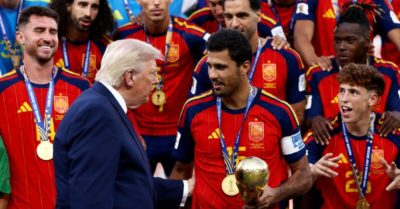 Ông Trump đích thân trao cúp vàng World Cup cho tuyển Tây Ban Nha