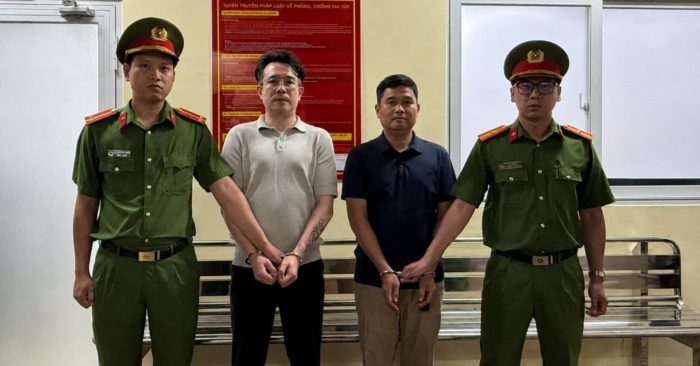 Bắt khẩn cấp hai người dừng ô tô đánh nhau giữa trung tâm TPHCM, cơ quan công an đang điều tra vụ việc gây xôn xao dư luận.