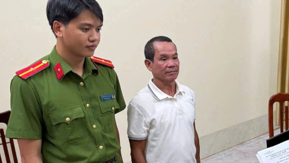 Mâu thuẫn khi uống rượu khiến hai người đàn ông ở Hưng Yên cùng bị khởi tố. Diễn biến vụ việc và thông tin điều tra mới nhất.