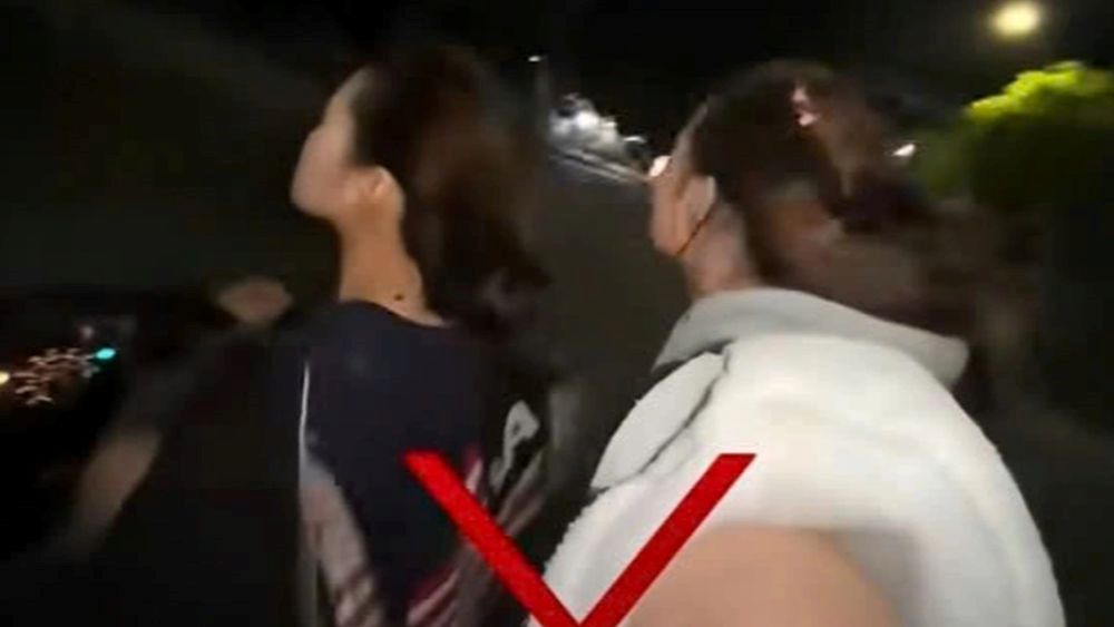Hai thiếu nữ ở Lào Cai bị xử phạt vì không đội mũ bảo hiểm, vừa lái xe máy vừa quay video. Xem chi tiết vụ việc và mức xử lý.