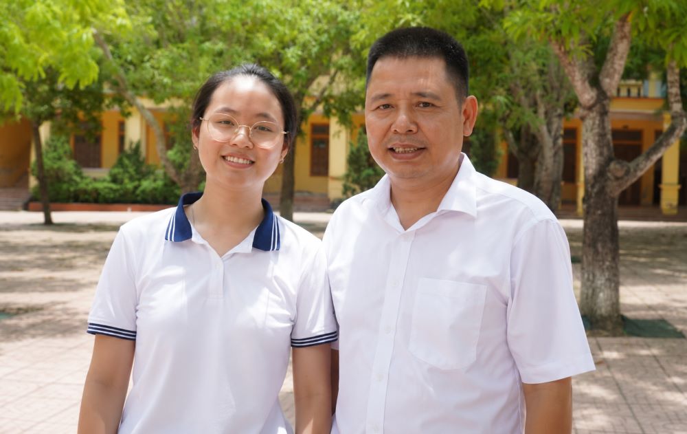 Á khoa Nghệ An Nguyễn Thị Duyên tranh thủ làm thêm kiếm tiền học đại học, truyền cảm hứng nỗ lực học tập cho nhiều học sinh.