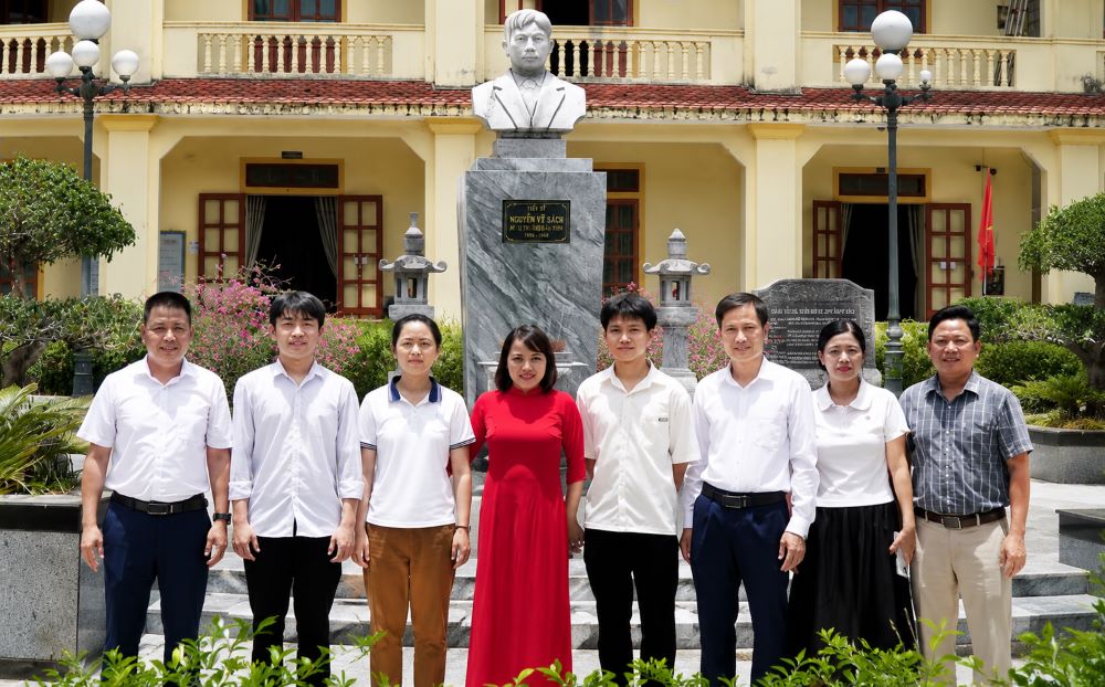 Thủ khoa, á khoa Nghệ An tranh thủ làm thêm kiếm tiền học đại học, lan tỏa tinh thần vượt khó, hiếu học.