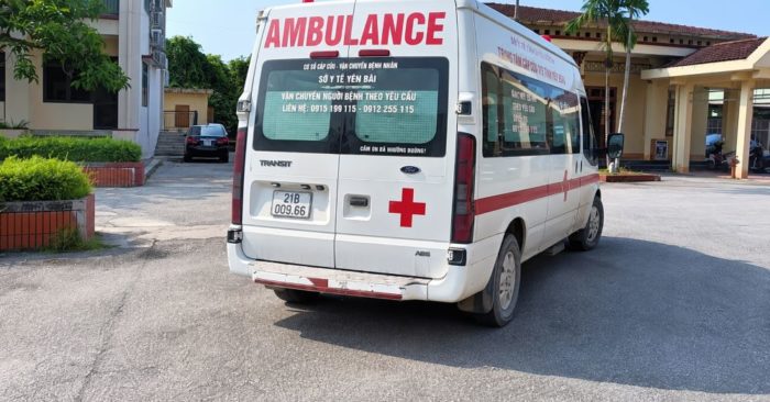 Xe cứu thương xuất hiện tại Sở Nông nghiệp và Môi trường Lào Cai, liên quan vụ cán bộ tử vong tại cơ quan, thu hút sự chú ý dư luận.