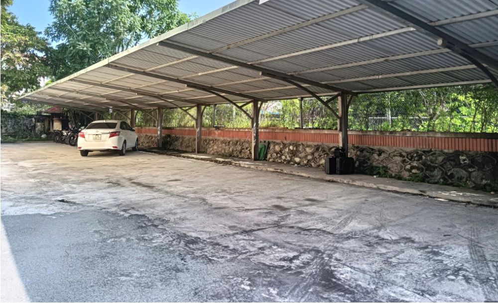 Khu vực nhà xe tại Sở Nông nghiệp và Môi trường Lào Cai, nơi xảy ra vụ cán bộ tử vong, đang được dư luận quan tâm.